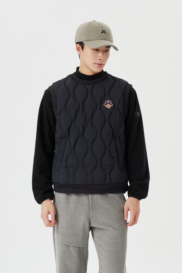 남성용 하이브리드 다운 베스트는 가을, 겨울 시즌에 골프 및 일상생활에서 스타일리시하게 활용할 수 있는 아이템입니다. 블랙 컬러의 퀄팅 패턴이 돋보이며, 하이넥 디자인과 로고 디테일로 포인트를 더했습니다. 부드러운 촉감의 나일론과 폴리에스테르 혼방 소재로 제작되어 보온성과 경량성을 갖췄습니다. 레귤러핏으로 편안하게 착용 가능하며, 집업 스타일로 간편하게 여밀 수 있습니다. 스포티, 캐주얼, 미니멀 스타일을 모두 소화할 수 있는 활용도 높은 패딩 베스트입니다.
