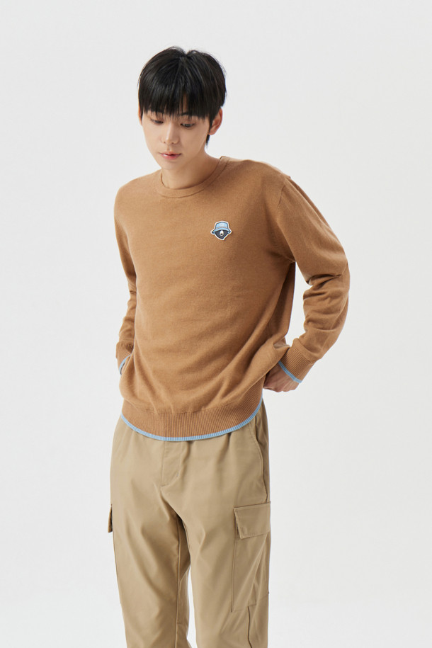 남성 골프 및 일상용 방풍 안감 풀오버 니트입니다. 베이지 및 브라운 컬러의 부드러운 울 소재 니트 풀오버로, 가을과 겨울에 따뜻하게 착용할 수 있습니다. 넉넉한 레귤러핏에 라운드넥 디자인으로 캐주얼하고 스포티한 스타일을 연출합니다. 긴 소매 기장과 두꺼운 두께, 기모 안감으로 보온성을 높였으며, 무지 패턴으로 깔끔함을 더했습니다. 골프웨어뿐만 아니라 데일리룩으로도 활용하기 좋은 실용적인 니트 풀오버입니다.
