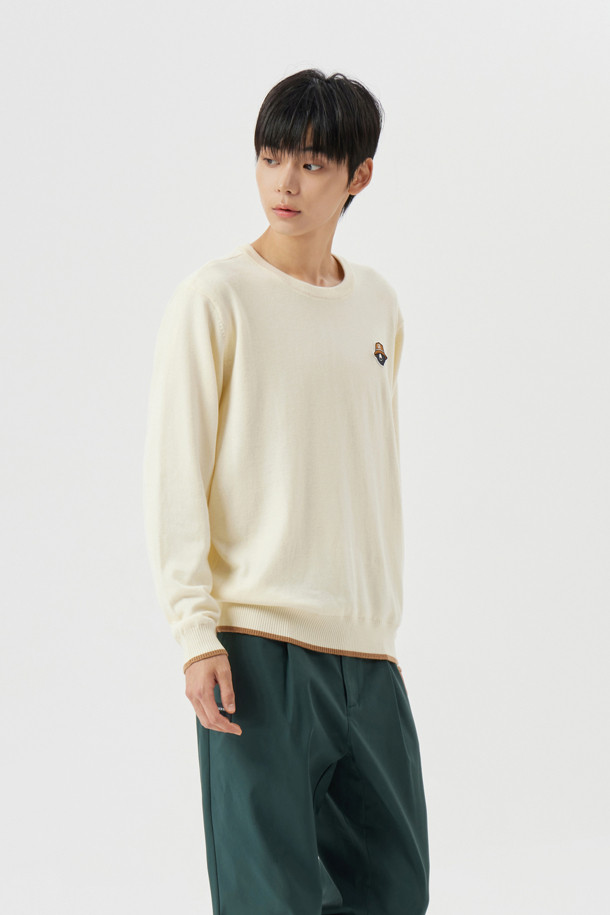 방풍 안감 풀오버 니트입니다. 아이보리 및 베이지 색상으로 출시되었으며, 가을과 겨울에 따뜻하게 착용할 수 있습니다. 라운드넥에 레귤러 핏으로, 캐주얼 및 스포티한 스타일을 연출합니다. 두꺼운 두께감과 부드러운 촉감의 기모 안감으로 보온성을 높였습니다. 골프, 일상 등 다양한 TPO에 활용 가능한 남성용 니트 풀오버입니다.
