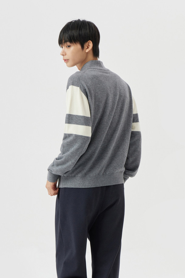 남성용 Windproof Lining (윈드프루프 라이닝) 하프 집업 니트입니다. 가을, 겨울 시즌 골프 및 일상에서 활용하기 좋은 스포티하고 베이직한 스타일의 제품입니다. 부드러운 울 소재에 방풍 안감을 더해 보온성과 방풍 기능을 갖췄습니다. 넥 소매 밑단 7X7 립 조직, 소매 상단 및 넥밴드 상단 배색 컬러 포인트, 전면 좌측 가슴 시그니처 자수, 등판 골 조직 디자인으로 디자인적 포인트를 더했습니다. 반 집업 스타일로 탈착이 용이하며, 필링 발생을 최소화했습니다. 블랙과 그레이 두 가지 컬러로 출시되었습니다.
