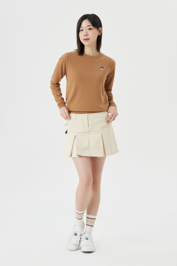 (W) 코듀로이 플리츠 스커트는 여성용으로, 가을과 겨울에 따뜻하게 착용할 수 있는 두꺼운 소재의 플리츠 스커트입니다. 부드러운 촉감의 코듀로이 소재로 제작되어 클래식하고 캐주얼한 스타일을 연출하며, 골프룩으로도 활용 가능합니다. 베이지 컬러에 무지 디자인으로 다양한 상의와 매치하기 용이하며, 레귤러 핏으로 편안하게 착용할 수 있습니다. 플리츠 디테일이 여성스러운 실루엣을 강조하며, 데일리룩과 골프 라운딩 모두에 적합한 아이템입니다.
