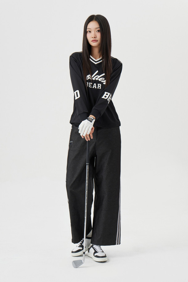 (W) 루즈핏 데님 라이크 팬츠는 여성용 바지로, 봄부터 겨울까지 사계절 내내 활용 가능한 아이템입니다. 블랙과 블루 두 가지 색상으로 출시되었으며, 코튼과 폴리에스테르 혼방 소재로 제작되어 신축성과 내구성이 우수합니다. 루즈핏, 슬림핏, 스트레이트핏, 테이퍼드핏, 와이드핏 등 다양한 핏으로 출시되어 폭넓은 선택이 가능하며, 측면 배색 테이프와 사선 포켓, 벨트고리 디테일이 특징입니다. 골프룩, 산책룩 등 다양한 TPO에 스포티하고 세련된 스타일을 연출할 수 있습니다.
