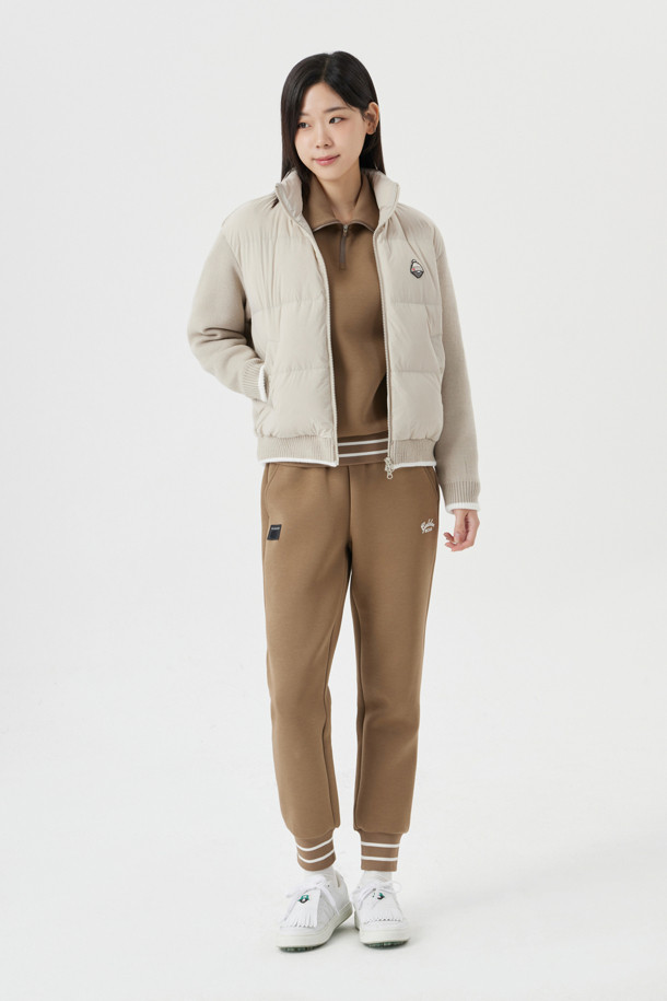 (W) 네오프렌 조거 팬츠는 여성용 바지로, 가을과 겨울에 착용하기 좋습니다. 브라운 색상의 무지 디자인에 조거핏으로, 릴랙스한 핏을 제공하며 부드러운 촉감이 특징입니다. 두꺼운 네오프렌 소재로 제작되었으며, 립 디테일과 스트라이프 배색이 스포티하고 캐주얼한 스타일을 더합니다. 골프룩, 일상복으로 활용 가능하며 밴딩 처리되어 편안한 착용감을 선사합니다. 미니멀한 스타일을 선호하는 분들에게 추천합니다.
