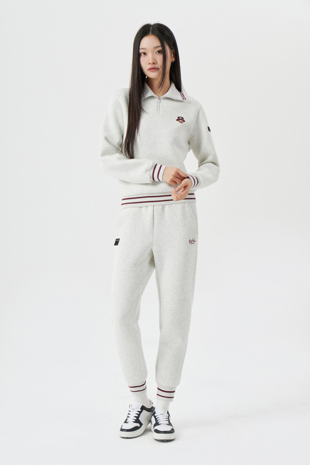 (W) 네오프렌 조거 팬츠는 여성 골프룩 및 일상 캐주얼 스타일에 적합한 긴 바지입니다. 아이보리와 브라운 두 가지 색상으로 출시되었으며, 봄, 여름, 가을, 겨울 사계절 모두 착용 가능합니다. 네오프렌 소재로 제작되어 부드러운 촉감을 제공하며, 슬림핏, 스트레이트핏, 테이퍼드핏, 와이드핏 등 다양한 핏으로 출시되어 폭넓은 선택지를 제공합니다. 허리 내부 스트링과 밑단 배색 스트라이프 립 조직, 오른쪽 사선 포켓 시그니처 디테일, 왼쪽 사선 포켓 레터링 로고가 특징입니다. 전체적으로 두꺼운 두께감의 밴딩 조거 팬츠입니다.
