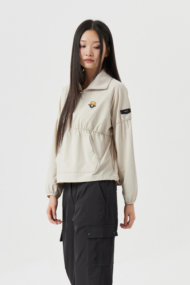 (W) 윙 카라 우븐 스웨트 상의는 여성 골프 및 일상용으로 디자인된 슬림핏 긴소매 제품입니다. 윙 카라 디자인과 베이지 컬러가 세련된 분위기를 연출하며, 봄, 여름, 가을, 겨울 사계절 모두 착용 가능합니다. 우븐 소재로 제작되어 신축성이 뛰어나 편안한 착용감을 제공하며, 셔링 디테일, 캥거루 포켓, 소매 접밴드, 밑단 스트링 스토퍼, 자수 와펜, 오각 와펜 등의 디자인 디테일이 특징입니다. 스냅 버튼 여밈 방식과 캐주얼, 스포티, 미니멀 스타일을 모두 소화하여 다양한 골프룩을 완성할 수 있습니다.
