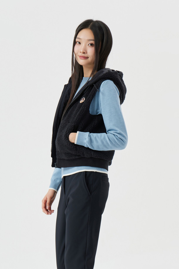 (W) 백 그래픽 플리스 베스트는 여성 골퍼 및 캐주얼 스타일을 선호하는 분들을 위한 아이템입니다. 부드러운 플리스 소재로 제작되어 가을, 겨울 시즌에 따뜻하고 편안한 착용감을 제공합니다. 블랙 컬러에 등판 로고 그래픽 디자인으로 스포티한 무드를 더했습니다. 레귤러 핏의 집업 스타일이며, 민소매 디자인으로 활동성을 높였습니다. 두꺼운 두께감으로 보온성을 강조하여 골프룩 또는 일상복으로 활용하기 좋습니다.
