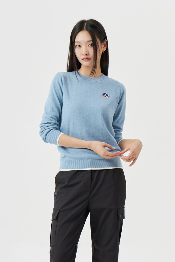 (W) 윈드프루프 라이닝 풀오버 니트는 여성 골프 및 일상 용도로 디자인된 따뜻하고 세련된 상의입니다. 아이보리, 베이지, 블루 3가지 색상으로 출시되었으며, 가을, 겨울 시즌에 적합합니다. 울 소재의 부드러운 터치감과 두꺼운 두께감으로 보온성을 높였으며, 방풍 안감 처리가 되어 있습니다. 등판 자카드 아트웨어, 배색 포인트 디자인, 넥/소매/밑단의 립 조직, 소매 밑단 배색 컬러 포인트, 전면 좌측 가슴 시그니처 자수 등 섬세한 디테일이 돋보입니다. 슬림핏, 데일리핏, 오버핏으로 다양한 스타일 연출이 가능하며, 라운드넥과 긴소매 디자인으로 포근함을 더했습니다.
