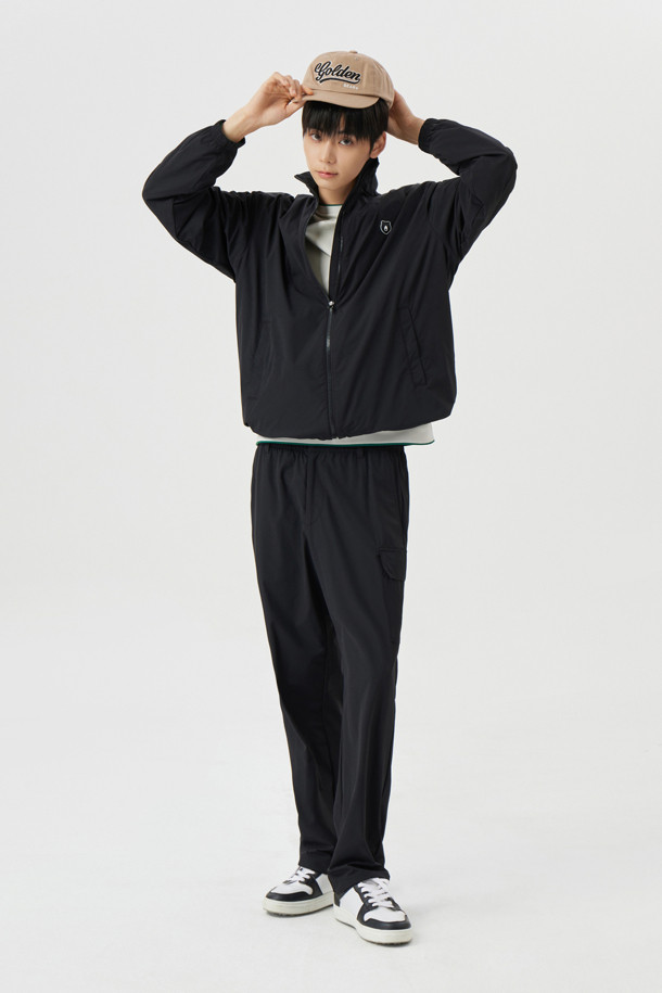 패턴 프린팅 팬츠는 남성용 카고 팬츠입니다. 베이지 컬러의 경량 스트레치 소재로 제작되었으며, 봄, 가을, 겨울 계절에 착용하기 좋습니다. 전체 밴딩 허리, 우측 플랩커버 아웃포켓, 전면 사선 싱글월트 포켓, 커브드 라인 로고 프린팅, 밑단 스트링 & 스토퍼 디테일이 특징입니다. 슬림핏, 스트레이트핏, 테이퍼드핏, 와이드핏으로 다양한 핏을 선택할 수 있으며, 골프룩, 가을 나들이룩, 스포티, 캐주얼, 미니멀 스타일을 연출하기 좋습니다.
