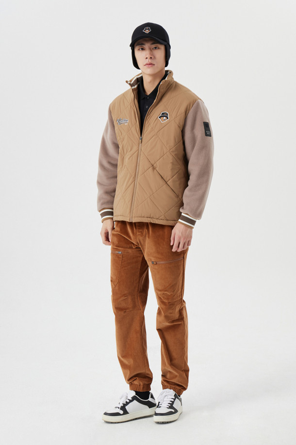 부드러운 코듀로이 소재로 제작되어 따뜻하고 편안한 착용감을 선사하는 코듀로이 밴딩 조거 팬츠입니다. 브라운 컬러의 무지 디자인으로 어떤 상의에도 잘 어울리며, 캐주얼, 스포티, 클래식 등 다양한 스타일을 연출할 수 있습니다. 허리와 밑단에 밴딩 처리를 하여 활동성을 높였으며, 카고 스타일의 디자인으로 포인트를 더했습니다. 가을, 겨울 시즌 골프룩은 물론 일상에서도 스타일리시하게 활용할 수 있는 릴랙스핏 조거 팬츠입니다.
