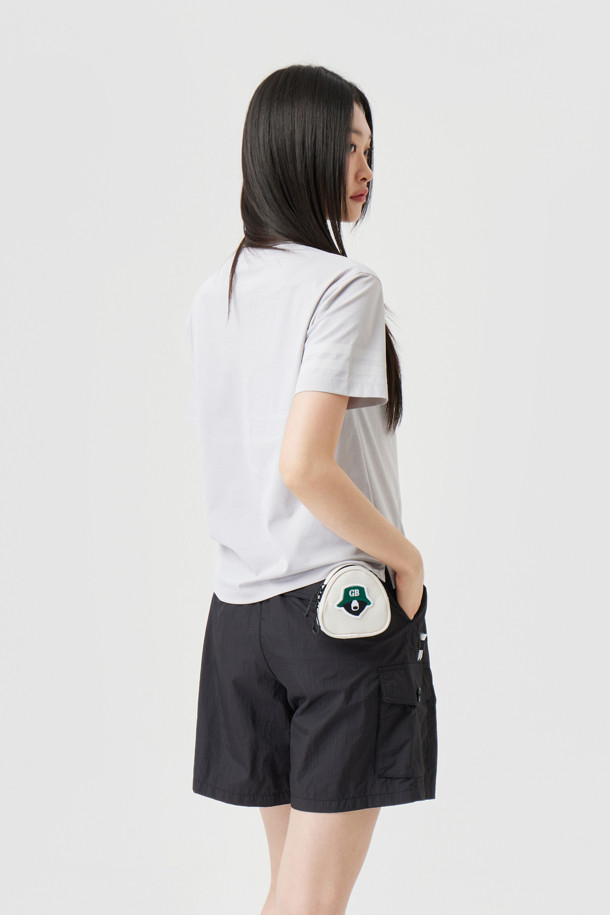 **(UNI) 컨트라스트 라인 프린트 크루넥 티셔츠**

남성용으로 디자인된 이 크루넥 티셔츠는 골프 및 일상용으로 모두 적합합니다. 블루, 그린, 그레이, 다크 그레이 등 4가지 색상으로 제공되며, 얇은 두께와 부드러운 촉감으로 편안한 착용감을 선사합니다. 소로나 소재를 사용하여 흡습 및 냉감 기능을 갖췄으며, 슬림핏, 레귤러핏, 오버핏, 세미오버핏의 4가지 핏으로 출시되었습니다. 우측 소매에 포인트 컬러 대비 프린트와 25S/S 시즌부터 적용된 새로운 자수 로고가 특징이며, 골프 티 홀더 패치가 있어 스포티한 스타일을 연출합니다.
