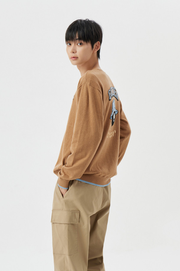 남성 골프 및 일상용 방풍 안감 풀오버 니트입니다. 베이지 및 브라운 컬러의 부드러운 울 소재 니트 풀오버로, 가을과 겨울에 따뜻하게 착용할 수 있습니다. 넉넉한 레귤러핏에 라운드넥 디자인으로 캐주얼하고 스포티한 스타일을 연출합니다. 긴 소매 기장과 두꺼운 두께, 기모 안감으로 보온성을 높였으며, 무지 패턴으로 깔끔함을 더했습니다. 골프웨어뿐만 아니라 데일리룩으로도 활용하기 좋은 실용적인 니트 풀오버입니다.
