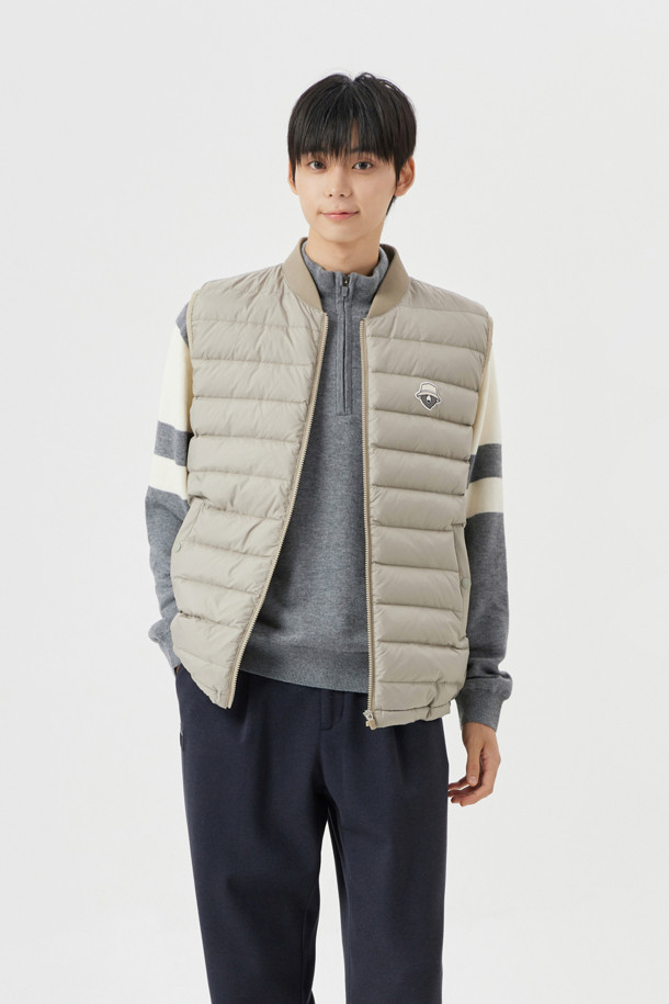 남성용 Windproof Lining (윈드프루프 라이닝) 하프 집업 니트입니다. 가을, 겨울 시즌 골프 및 일상에서 활용하기 좋은 스포티하고 베이직한 스타일의 제품입니다. 부드러운 울 소재에 방풍 안감을 더해 보온성과 방풍 기능을 갖췄습니다. 넥 소매 밑단 7X7 립 조직, 소매 상단 및 넥밴드 상단 배색 컬러 포인트, 전면 좌측 가슴 시그니처 자수, 등판 골 조직 디자인으로 디자인적 포인트를 더했습니다. 반 집업 스타일로 탈착이 용이하며, 필링 발생을 최소화했습니다. 블랙과 그레이 두 가지 컬러로 출시되었습니다.
