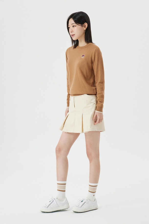 (W) 코듀로이 플리츠 스커트는 여성용으로, 가을과 겨울에 따뜻하게 착용할 수 있는 두꺼운 소재의 플리츠 스커트입니다. 부드러운 촉감의 코듀로이 소재로 제작되어 클래식하고 캐주얼한 스타일을 연출하며, 골프룩으로도 활용 가능합니다. 베이지 컬러에 무지 디자인으로 다양한 상의와 매치하기 용이하며, 레귤러 핏으로 편안하게 착용할 수 있습니다. 플리츠 디테일이 여성스러운 실루엣을 강조하며, 데일리룩과 골프 라운딩 모두에 적합한 아이템입니다.
