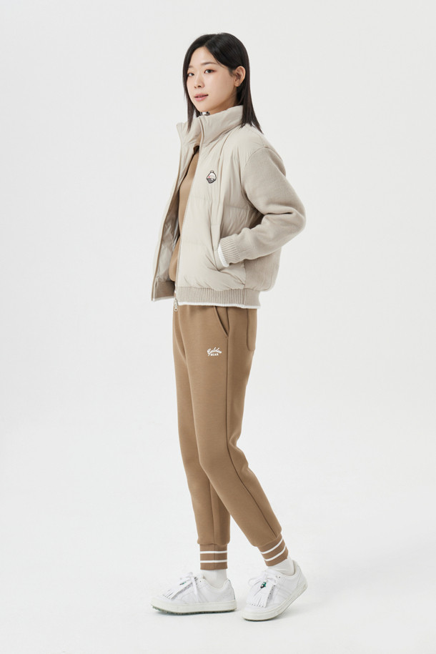 (W) 네오프렌 조거 팬츠는 여성용 바지로, 가을과 겨울에 착용하기 좋습니다. 브라운 색상의 무지 디자인에 조거핏으로, 릴랙스한 핏을 제공하며 부드러운 촉감이 특징입니다. 두꺼운 네오프렌 소재로 제작되었으며, 립 디테일과 스트라이프 배색이 스포티하고 캐주얼한 스타일을 더합니다. 골프룩, 일상복으로 활용 가능하며 밴딩 처리되어 편안한 착용감을 선사합니다. 미니멀한 스타일을 선호하는 분들에게 추천합니다.
