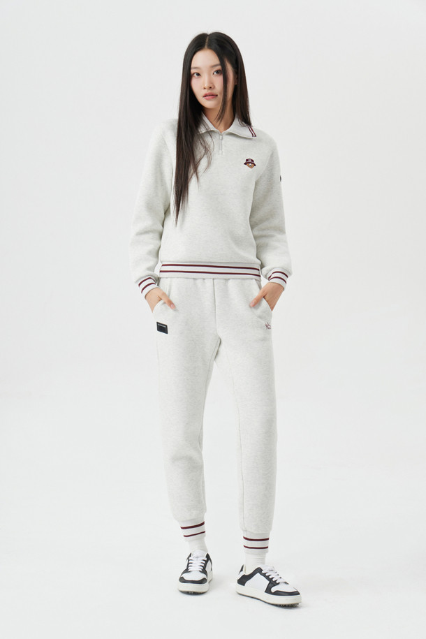 (W) 네오프렌 조거 팬츠는 여성 골프룩 및 일상 캐주얼 스타일에 적합한 긴 바지입니다. 아이보리와 브라운 두 가지 색상으로 출시되었으며, 봄, 여름, 가을, 겨울 사계절 모두 착용 가능합니다. 네오프렌 소재로 제작되어 부드러운 촉감을 제공하며, 슬림핏, 스트레이트핏, 테이퍼드핏, 와이드핏 등 다양한 핏으로 출시되어 폭넓은 선택지를 제공합니다. 허리 내부 스트링과 밑단 배색 스트라이프 립 조직, 오른쪽 사선 포켓 시그니처 디테일, 왼쪽 사선 포켓 레터링 로고가 특징입니다. 전체적으로 두꺼운 두께감의 밴딩 조거 팬츠입니다.
