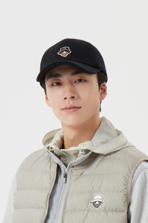 (U) 울 블렌디드 볼캡은 일상 및 출근룩에 잘 어울리는 모자입니다. 울과 울 혼방 소재로 제작되어 부드러운 촉감과 뛰어난 보온성을 제공하며, 봄, 가을, 겨울 계절에 착용하기 좋습니다. 블랙 컬러의 무지 디자인으로 클래식, 미니멀, 캐주얼 등 다양한 스타일을 연출할 수 있습니다. 일반 깊이와 챙 넓이로 편안한 착용감을 선사하며, 볼캡 전면에 로고 디자인이 포인트로 더해졌습니다. 두꺼운 두께감으로 겨울철에도 따뜻하게 착용 가능합니다.
