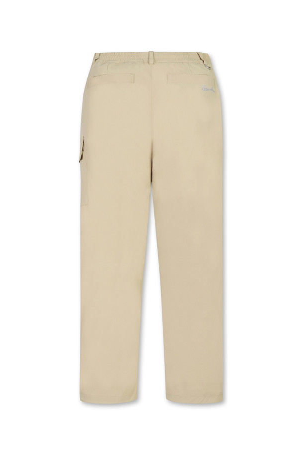 패턴 프린팅 팬츠는 남성용 카고 바지로, 봄, 가을, 겨울 계절에 착용하기 좋습니다. 베이지 컬러의 경량 스트레치 소재로 제작되어 스포티한 스타일을 연출합니다. 전체 밴딩 허리밴드와 밑단 스트링, 스토퍼로 편안한 착용감을 제공하며, 슬림핏, 스트레이트핏, 테이퍼드핏, 와이드핏 등 다양한 핏으로 선보입니다. 커브드 라인 로고 프린트가 돋보이며, 우측 플랩커버 아웃포켓과 전면 사선 싱글월 포켓 디테일로 실용성을 더했습니다. 골프룩, 여행룩, 캐주얼, 미니멀 스타일을 즐기는 분들에게 적합합니다.
