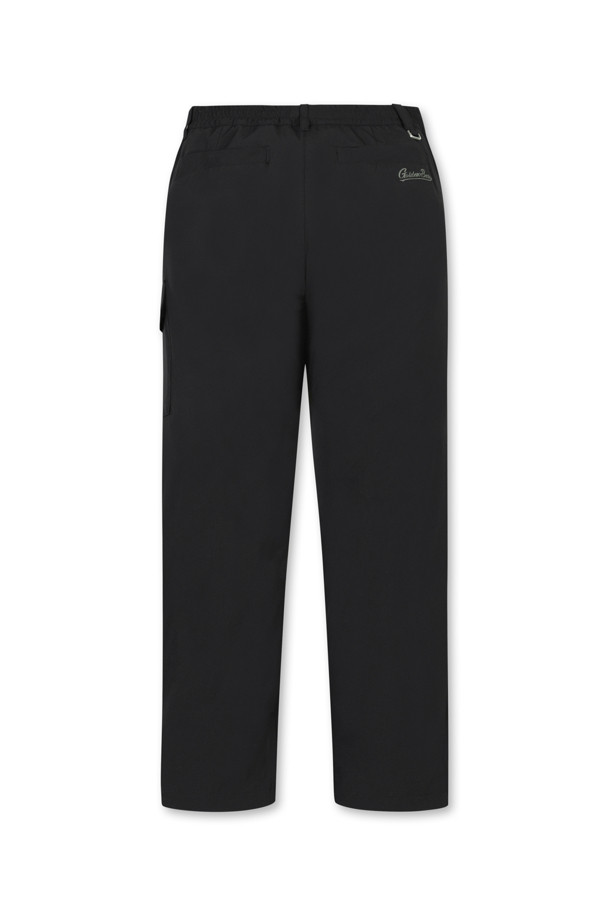 패턴 프린팅 팬츠는 남성용 카고 팬츠입니다. 베이지 컬러의 경량 스트레치 소재로 제작되었으며, 봄, 가을, 겨울 계절에 착용하기 좋습니다. 전체 밴딩 허리, 우측 플랩커버 아웃포켓, 전면 사선 싱글월트 포켓, 커브드 라인 로고 프린팅, 밑단 스트링 & 스토퍼 디테일이 특징입니다. 슬림핏, 스트레이트핏, 테이퍼드핏, 와이드핏으로 다양한 핏을 선택할 수 있으며, 골프룩, 가을 나들이룩, 스포티, 캐주얼, 미니멀 스타일을 연출하기 좋습니다.
