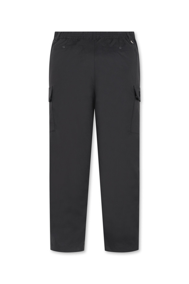 슬란트 카고 포켓 스트레이트 팬츠는 남성용 카고 팬츠로, 캐주얼, 스포티, 미니멀한 스타일을 연출하기에 적합합니다. 봄, 여름, 가을, 겨울 모든 계절에 착용 가능하며, 골프룩이나 여행룩에 매치하기 좋습니다. 블랙과 베이지 두 가지 색상으로 출시되었으며, 전체 밴딩으로 편안한 착용감을 제공합니다. 대각선 카고 포켓과 사이드 플랩 포켓, 벨크로 잠금 디테일이 특징이며, 우측 뒷 벨트 루프에는 D링이 있어 실용성을 더했습니다. 뻣뻣한 촉감의 슬림핏, 또는 스트레이트 핏으로 출시되었습니다.
