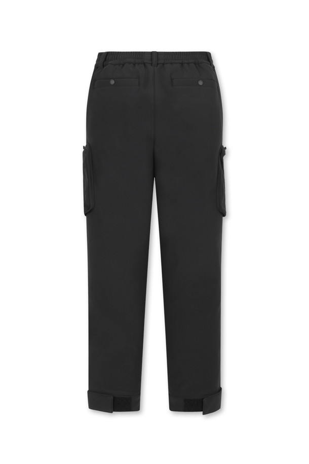 블랙 Back Brushed 조거 팬츠는 가을, 겨울철에 따뜻하고 편안하게 착용할 수 있는 남성용 긴바지입니다. 부드러운 기모 안감과 브러쉬드 가공으로 뛰어난 촉감을 제공하며, 릴랙스핏으로 편안한 착용감을 선사합니다. 조거핏 디자인으로 스포티하고 캐주얼한 스타일을 연출하며, 골프룩이나 캠핑룩 등 다양한 TPO에 활용하기 좋습니다. 무지 디자인에 두꺼운 두께감으로 보온성을 높였으며, 밴딩 처리로 활동성을 더했습니다.
