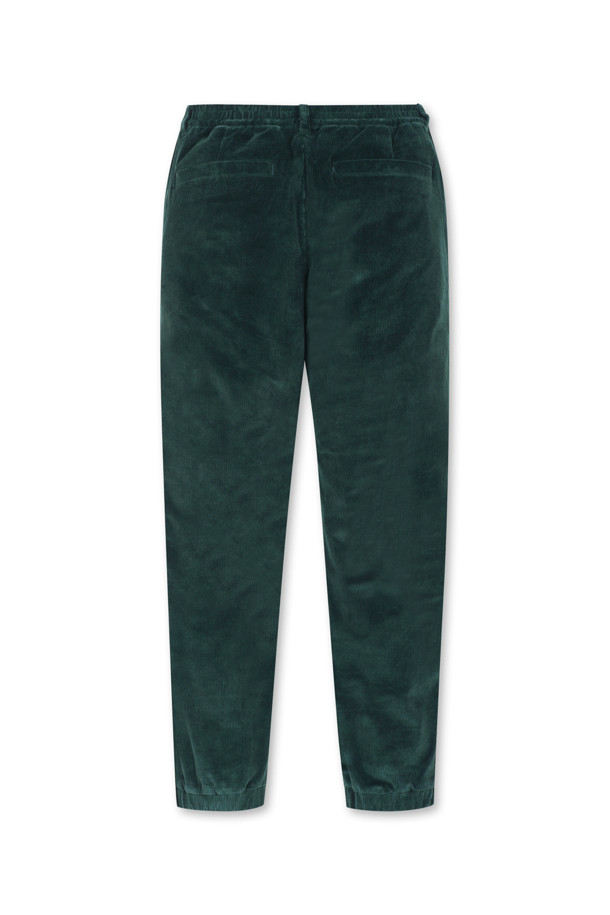 블랙 컬러의 코듀로이 밴딩 조거 팬츠입니다. 가을, 겨울 시즌에 적합하며, 캐주얼, 스포티, 미니멀 스타일을 모두 아우르는 디자인입니다. 두꺼운 두께감의 코듀로이 소재로 제작되어 부드러운 촉감을 선사하며, 릴랙스 핏으로 편안한 착용감을 제공합니다. 밑단 시보리 디테일이 있으며, 골프룩과 일상복 모두 활용 가능합니다. 남성용 조거 팬츠로, 활동적인 날에도 스타일리시함을 놓치지 않도록 디자인되었습니다.
