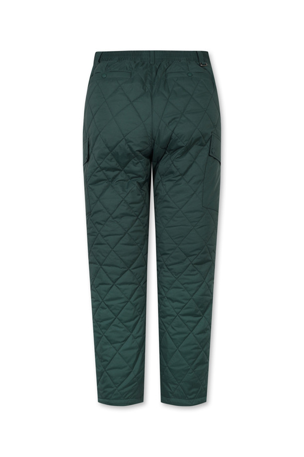 퀼티드 조거 팬츠는 남성을 위한 캐주얼 & 스포티 스타일의 조거 팬츠입니다. 봄, 가을, 겨울 시즌에 적합하며, 블랙과 그린 두 가지 색상으로 제공됩니다. 다이아몬드 퀼팅 패턴과 슬림핏 디자인이 특징이며, 우븐, 폴리에스터 소재로 제작되었습니다. 좌우 사선 포켓, 아웃 카고 포켓, 후면 싱글 월렛 포켓, 조절 가능한 밑단 스트링, 무릎 부분 입체 다트 등의 디테일이 돋보입니다. 전체 밴딩과 폴리 충전재 안감으로 편안함과 보온성을 더했으며, 골프룩으로도 활용 가능합니다.

