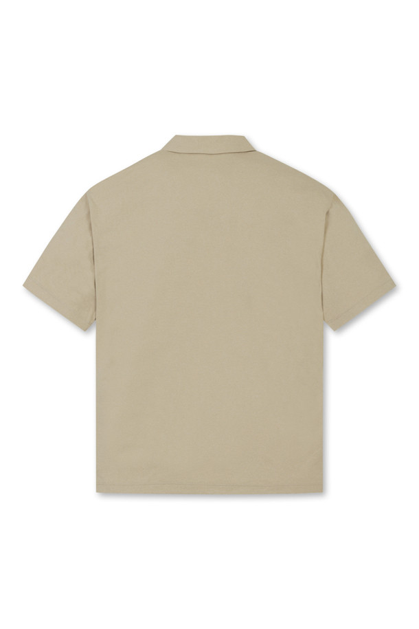 (UNI) 버튼 다운 솔리드 카라 티셔츠는 남성용 상의로, 골프 및 일상 용도로 활용 가능합니다. 부드러운 소로나 소재로 제작되어 가볍고 편안한 착용감을 제공하며, 여름, 가을, 겨울 모두 착용할 수 있습니다. 세미오버핏으로 스포티하고 베이직한 스타일을 연출하며, 다양한 컬러(라이트블루, 블루, 브라운, 그린, 블랙)로 출시되었습니다. 카라넥 디자인에 신규 개발된 자수 와펜, 목늘어짐 방지 넥밴드 테이프, 컬러 매칭 단추, 소매단과 밑단 삼봉 처리 등 섬세한 디테일이 돋보입니다. 골프룩 또는 미니멀한 스타일을 선호하는 남성분들께 추천합니다.
