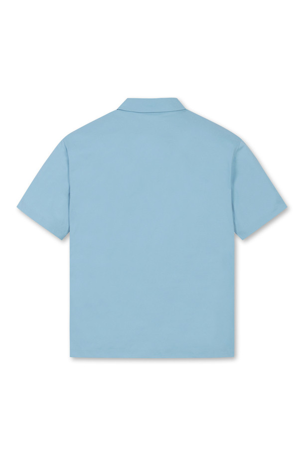 (UNI) 버튼 다운 솔리드 카라 티셔츠는 남성용 상의로, 골프 및 일상에서의 활용에 적합합니다. 라이트블루, 블루, 브라운, 그린, 블랙 5가지 색상으로 출시되었으며, 소로나 소재를 사용하여 가볍고 편안한 착용감을 제공합니다. 슬림핏 또는 세미오버핏으로 디자인되었으며, 반소매에 카라넥, 얇은 두께로 여름과 가을에 착용하기 좋습니다. 자수 와펜 로고, 넥밴드 안쪽 테이프 보강, 컬러 매칭 단추, 소매단과 밑단 삼봉 처리 등 꼼꼼한 디테일이 돋보이며, 신축성은 보통입니다.
