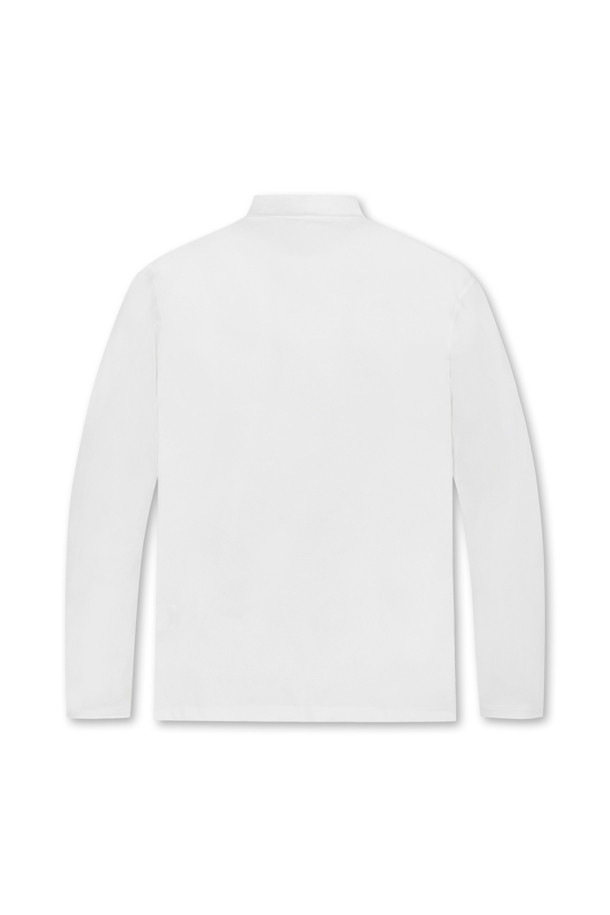 미드웨이트 베이스레이어 (Midweight Baselayer)는 남성용으로, 봄, 가을, 겨울 간절기에 활용하기 좋은 모크넥 스타일의 슬림핏 긴소매 상의입니다. 아이보리 컬러에 로고 패턴이 적용되어 미니멀하고 클래식한 무드를 연출합니다. 신축성이 뛰어나며, 소매단 삼봉 스티치 봉제로 마감해 내구성을 높였습니다. 골프룩뿐만 아니라 일상에서도 베스트, 하프집업 등과 함께 레이어드하여 스타일리시하게 연출할 수 있으며, 비침 걱정 없이 편안하게 착용할 수 있습니다. 보통 두께감으로 제작되어 다양한 스타일링에 활용하기 좋습니다.
