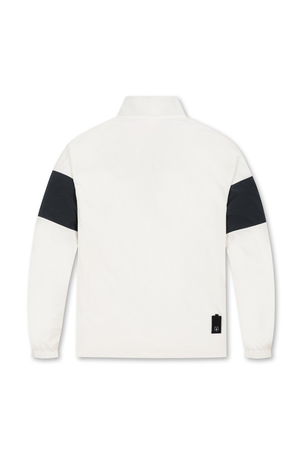 컨트라스트 체스트 보더 우븐 아노락은 남성용 아우터로, 골프, 가을 나들이, 겨울 데일리룩에 적합한 스포티한 스타일의 아노락입니다. 아이보리, 민트, 네이비 3가지 색상으로 출시되었으며, 메쉬 안감과 통기성을 갖춰 활동성을 높였습니다. 슬림핏에 레귤러 기장으로 제작되었으며, 하프 집업 형태에 스탠드 카라 디자인을 더했습니다. 전면 하단 사선 싱글월트 포켓, 소매단 밴드, 밑단 스트링&스토퍼 등의 디테일로 실용성을 더했고, 오른쪽 소매 베어 자수 와펜으로 포인트를 주었습니다.
