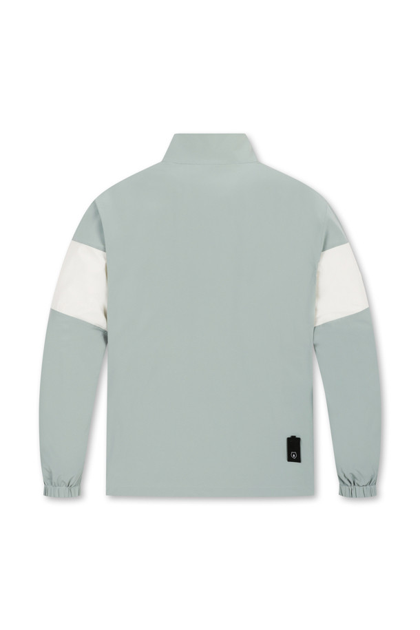 컨트라스트 체스트 보더 우븐 아노락은 남성용 아우터로, 아이보리, 민트, 네이비 세 가지 색상으로 출시되었습니다. 봄, 여름, 가을, 겨울 사계절 모두 착용 가능하며, 스포티하고 캐주얼한 스타일을 연출할 수 있습니다. 컬러 블록 패턴의 하프 집업 방식 아노락으로, 슬림핏, 데일리핏, 오버핏 등 다양한 핏으로 연출할 수 있습니다. 나일론 소재로 제작되어 보통 두께감을 가지며, 세미오토락 지퍼풀러, 넥밴드 이면 포인트 컬러, 베어 자수 와펜 등의 특징을 가지고 있습니다. 골프, 일상 등 다양한 TPO에 활용 가능합니다.
