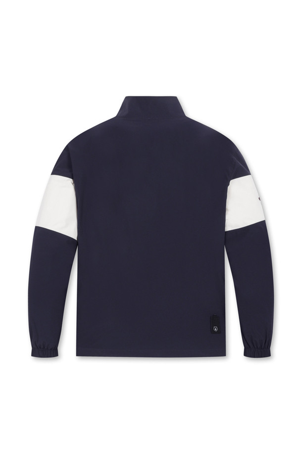 컨트라스트 체스트 보더 우븐 아노락(Contrast Chest Border Woven Anorak)은 남성용 아우터 아노락입니다. 아이보리, 민트, 네이비 세 가지 색상으로 출시되었으며, 봄, 가을, 겨울 계절에 골프 및 일상용으로 착용하기 좋습니다. 가슴 중앙에서 소매로 이어지는 보더 라인과 세미오토락 지퍼풀러가 돋보이며, 넥밴드 이면의 포인트 컬러, 오른쪽 소매의 베어 자수 와펜으로 포인트를 더했습니다. 슬림핏과 오버핏 두 가지 핏으로 출시되었으며, 나일론 소재에 두꺼운 두께감, 메쉬 안감, 긴 소매 기장으로 제작되었습니다. 가슴 하단의 사선 싱글월트 포켓, 소매단 밴드, 밑단 스트링 & 스토퍼, 후면 하단 장갑 벨크로 등 다양한 디테일이 특징입니다.
