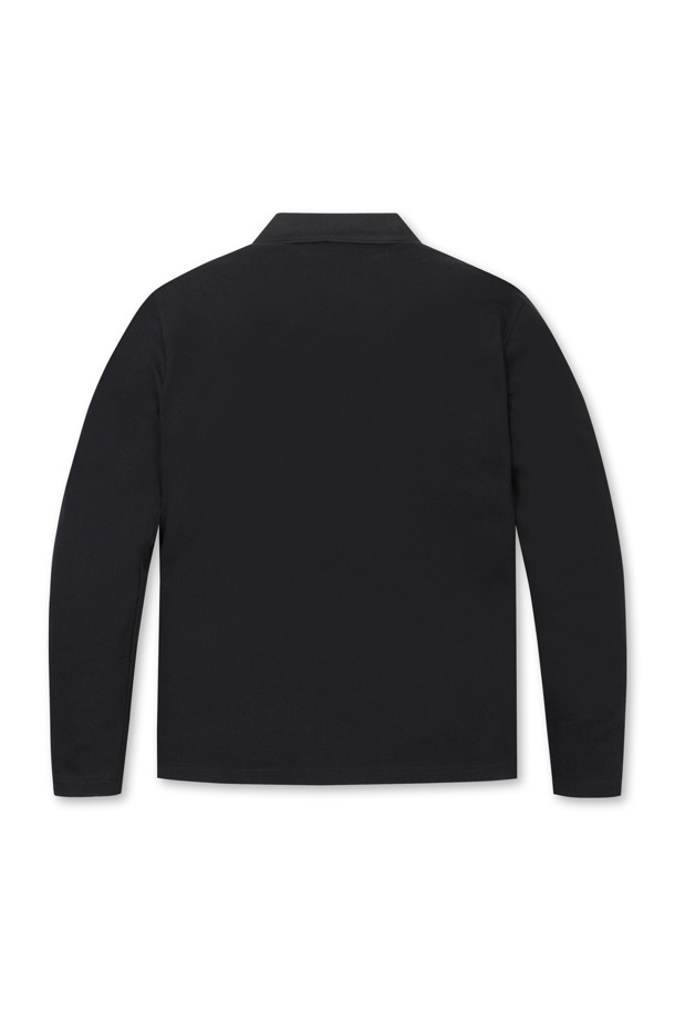 에센셜 니트 카라 티셔츠는 남성을 위한 상의로, 골프 및 일상생활에서 활용하기 좋습니다. 아이보리 컬러의 무지 디자인으로, 봄, 여름, 가을, 겨울 사계절 모두 착용 가능합니다. 슬림핏, 데일리핏, 오버핏으로 다양한 스타일을 연출할 수 있으며, 니트 카라와 긴소매가 특징입니다. 왼쪽 가슴 베어 자수 및 소매 오각형 장식, 밑단 삼봉 스티치, 소매단 립밴드, 몸판 매칭 컬러 플라켓 등의 디테일이 돋보입니다.
