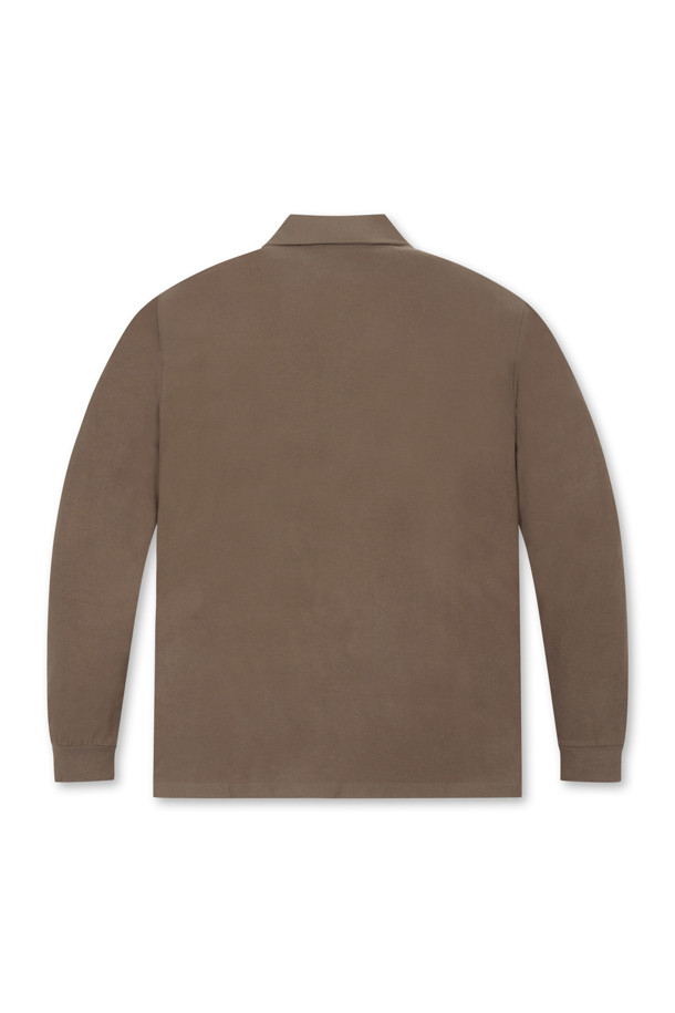 A/R 소프트 터치 카라 티셔츠는 남성용 상의로, 브라운과 블랙 두 가지 색상으로 제공됩니다. 부드러운 촉감의 아크릴레이온, 폴리우레탄 혼방 소재로 제작되었으며, 겨울철 골프 및 일상에서 활용하기 좋습니다. 베이직한 스타일의 무지 디자인에 긴 소매와 레귤러 기장으로 제작되었으며, 슬림핏, 데일리핏, 오버핏 등 다양한 핏으로 연출할 수 있습니다. 목 부분은 돌로 카라 형태로 디자인되었으며, 좌측 가슴에는 시그니처 메달리온 와펜이, 밑단과 소매단은 삼봉 마감 처리되어 잦은 사용에도 늘어짐 없이 착용할 수 있습니다.
