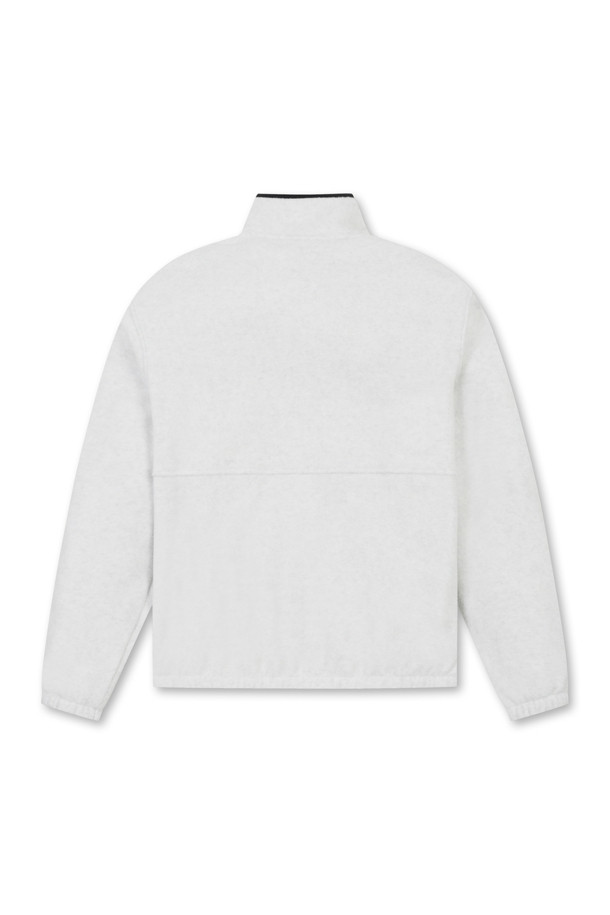 부드러운 촉감의 소프트 터치 하프 집업 티셔츠입니다. 남성용으로, 골프 및 일상용으로 모두 활용 가능하며, 봄, 가을에 적합합니다. 레귤러 핏에 레귤러 기장으로, 스포티하고 캐주얼한 스타일을 연출합니다. 무지 디자인에 긴 소매와 하프넥, 집업 디테일이 돋보이며, 폴리에스테르 소재로 제작되어 부드러운 착용감을 선사합니다. 화이트와 블랙 두 가지 색상으로 출시되었습니다.
