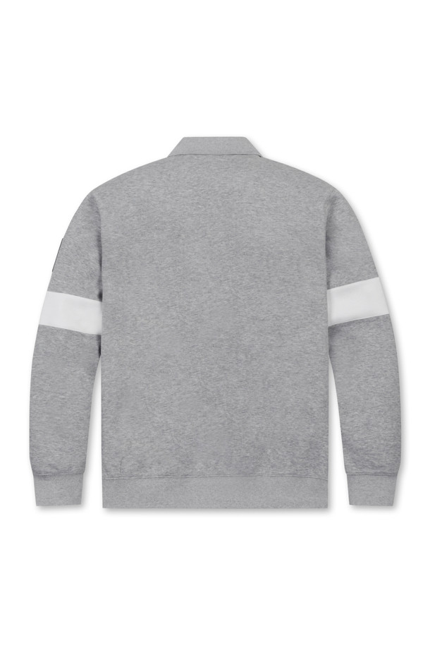 Border Line 슬리브스 칼라 스웨트셔츠는 플리스 소재로 제작되어 부드러운 촉감을 선사합니다. 남성용 스웨트셔츠로, 그레이와 블랙 두 가지 색상으로 출시되었습니다. 스포티, 캐주얼 스타일을 모두 소화하며, 골프룩과 여행룩에 적합합니다. 긴소매와 레귤러 기장으로, 세미 오버핏의 편안한 착용감을 제공합니다. 소매 배색, 넥테이프, 센터 플라켓, 가슴 곰자수, 시그니처 태그 등 디자인 디테일이 돋보입니다.
