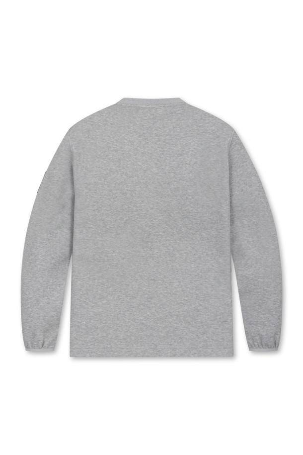 **Graphic EMB 크루넥 풀오버**는 남성용 상의로, 가을과 겨울에 활용하기 좋은 슬림핏, 데일리핏, 오버핏의 크루넥 풀오버입니다. 부드러운 이중직 소재로 제작되었으며, 신축성과 안티필링 기능이 있어 편안하게 착용할 수 있습니다. 디자인은 전면 가슴 중앙 커브드 로고와 좌측 소매 시그니처 디테일, 밑단 스트링 스토퍼, 소매 끝단 립밴드 마감, 넥테이프 적용으로 스포티하면서도 캐주얼한 무드를 연출합니다. 골프룩과 일상에서 모두 활용 가능한 미니멀한 스타일의 긴 소매 풀오버입니다. 그레이 컬러의 라운드넥 디자인이 특징입니다.
