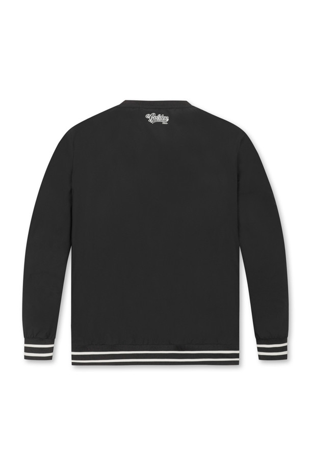 블랙 컬러의 플리스 안감 크루넥 우븐 풀오버입니다. 부드러운 촉감의 플리스 소재와 두꺼운 두께로 가을, 겨울철 따뜻하게 착용 가능합니다. 라운드넥 디자인에 레귤러핏으로 제작되었으며, 스포티하고 베이직한 스타일을 연출합니다. 골프 및 일상복으로 활용 가능하며, 스트라이프 디테일이 특징입니다. 남성 골프룩에 적합한 아이템입니다.
