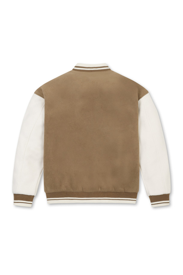 남성용 플리스 바시티 재킷입니다. 베이지, 화이트, 버건디 3가지 색상으로 출시되었으며, 가을, 겨울 시즌에 착용하기 좋습니다. 스포티하면서도 캐주얼한 스타일을 연출하며, 골프룩으로 활용하기에도 좋습니다. 두꺼운 플리스 소재에 레귤러 핏으로 제작되어 편안한 착용감을 선사하며, 크롭 기장과 스냅 여밈 방식, 배색 디자인, 리브 디테일이 특징입니다. 로고 패턴이 돋보이는 긴 소매 재킷입니다.
