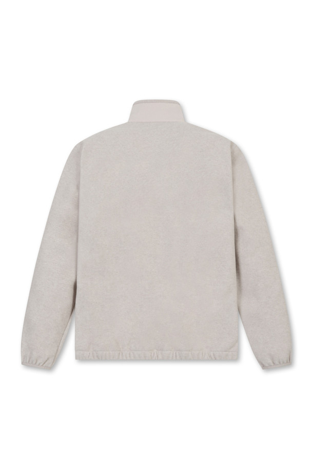 베이지와 그레이 컬러로 제공되는 플리스 하이브리드 하프 집 점퍼입니다. 남성용으로, 가을/겨울 시즌에 골프 및 일상용으로 착용하기 좋습니다. 부드러운 플리스 소재에 1.5온스 충전재와 다운백 안감을 사용하여 보온성을 높였습니다. 하프넥 디자인과 슬림핏, 데일리핏, 오버핏의 3가지 핏으로 출시되었으며, 전면 우븐 패치, 곰 자수, 커브드 로고, 사선 월렛 포켓 등의 디테일이 돋보입니다. 스포티, 캐주얼, 미니멀 무드를 동시에 연출할 수 있는 아이템으로, 골프룩 및 가을 나들이룩에 적합합니다.
