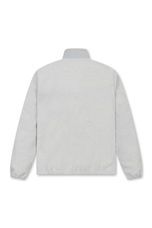 남성용 플리스 하이브리드 하프 집업 점퍼입니다. 부드러운 플리스 소재로 제작되어 뛰어난 착용감을 선사하며, 보온성을 극대화하여 가을, 겨울철 추위에도 끄떡없습니다. 하프 넥 디자인과 레귤러핏으로 스포티하면서도 캐주얼한 스타일을 연출할 수 있습니다. 골프를 즐길 때뿐만 아니라 일상에서도 편안하게 착용하기 좋은 아이템입니다. 그레이 컬러의 무지 디자인으로 미니멀한 스타일을 선호하는 분들께 추천합니다.
