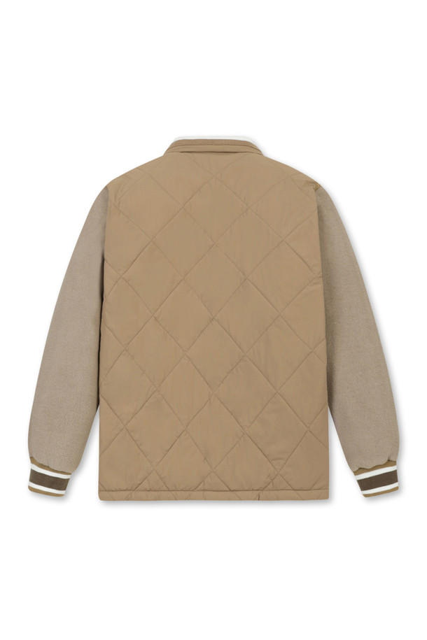 남성용 퀼티드 하이브리드 재킷입니다. 베이지 색상으로, 가을과 겨울에 따뜻하게 입을 수 있습니다. 골프 및 일상용으로 모두 활용 가능하며, 스포티하면서도 캐주얼한 스타일을 연출합니다. 폴리에스테르 소재로 제작되어 부드러운 촉감을 제공하며, 두꺼운 두께감으로 보온성을 높였습니다. 레귤러핏에 긴 소매, 집업 여밈 방식의 퀼팅 코트 타입 하이브리드 디자인입니다.
