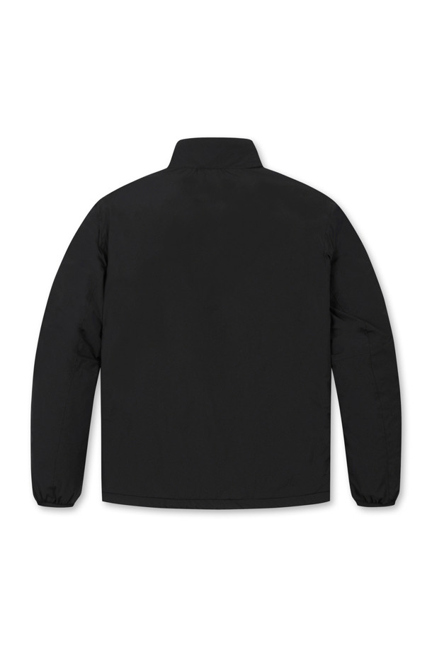 남성용 '윈드프로프 라이닝 패디드 재킷'은 가을, 겨울 시즌에 적합한 방풍 및 보온 기능을 갖춘 패딩 재킷입니다. 스포티하면서도 미니멀한 블랙 색상의 무지 디자인으로, 골프룩 또는 일상복으로 활용 가능합니다. 두꺼운 두께감과 부드러운 촉감의 나일론 소재를 사용하여 편안한 착용감을 제공하며, 긴 소매와 레귤러핏으로 제작되었습니다. 집업 스타일의 레귤러 기장으로 활동성을 높였으며, 내부는 패딩 안감으로 마감되어 뛰어난 보온성을 자랑합니다.
