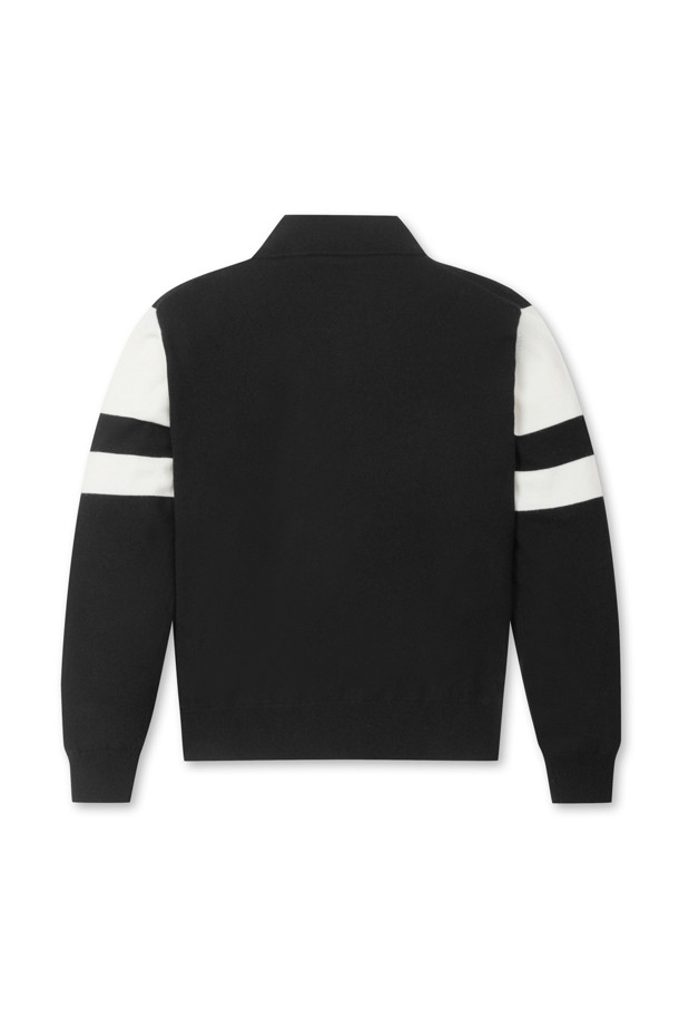 **윈드프루프 라이닝 하프 집업 니트**는 남성용 상의로, 가을과 겨울에 따뜻함과 스타일을 동시에 제공합니다. 블랙과 화이트 두 가지 색상으로 출시되어 어떤 스타일에도 쉽게 매치할 수 있습니다. 스포티하면서도 캐주얼한 무드를 연출하며, 골프룩과 출근룩 등 다양한 TPO에 활용 가능합니다. 레귤러핏에 하프넥 디자인, 긴소매 기장으로 제작되었으며, 두꺼운 두께감과 기모 안감, 방풍 및 보온 기능으로 추운 날씨에도 쾌적하게 착용할 수 있습니다. 부드러운 촉감과 무지 패턴, 집업 및 배색 디테일이 돋보이는 미니멀한 디자인의 니트입니다.
