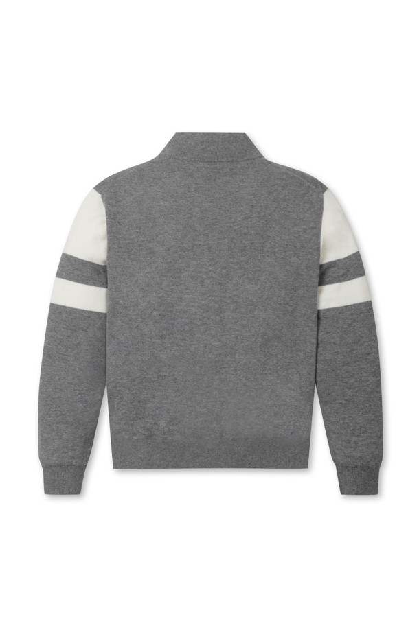 남성용 Windproof Lining (윈드프루프 라이닝) 하프 집업 니트입니다. 가을, 겨울 시즌 골프 및 일상에서 활용하기 좋은 스포티하고 베이직한 스타일의 제품입니다. 부드러운 울 소재에 방풍 안감을 더해 보온성과 방풍 기능을 갖췄습니다. 넥 소매 밑단 7X7 립 조직, 소매 상단 및 넥밴드 상단 배색 컬러 포인트, 전면 좌측 가슴 시그니처 자수, 등판 골 조직 디자인으로 디자인적 포인트를 더했습니다. 반 집업 스타일로 탈착이 용이하며, 필링 발생을 최소화했습니다. 블랙과 그레이 두 가지 컬러로 출시되었습니다.
