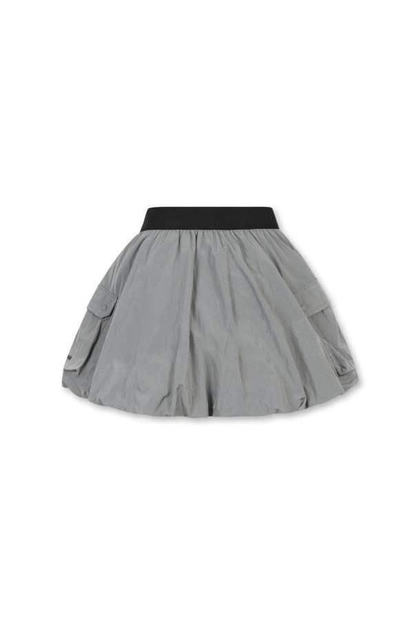 (W)(골든 베어 X 배트맨) 사이드 아웃포켓 벌룬 스커트는 여성 골퍼와 캐주얼 스타일을 즐기는 분들을 위한 벌룬 스커트입니다. 그레이 및 블랙 두 가지 색상으로 제공되며, 여름, 가을, 겨울 계절에 착용하기 좋습니다. 양쪽 사이드 플랩 아웃포켓, 허리 밴드 골든베어 입체 로고, 오른쪽 포켓 하단 레터링 프린트, 오른쪽 뒷면 콜라보 전용 D링 디테일이 특징입니다. 슬림핏, 데일리핏, 오버핏까지 다양한 핏으로 연출 가능하며, 신축성은 없지만 비침 걱정 없이 편안하게 착용할 수 있습니다.
