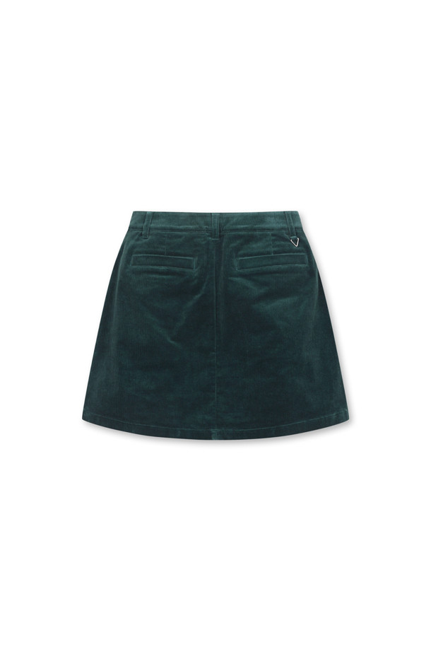 (W) 코듀로이 플리츠 스커트는 여성용으로, 가을과 겨울에 어울리는 아이보리 및 그린 컬러의 플리츠 스커트입니다. 부드러운 코듀로이 소재와 두꺼운 두께감으로 따뜻함을 제공하며, 클래식하고 베이직한 스타일을 연출합니다. 속바지 일체형으로 활동성을 높였으며, 사선 포켓 라인과 플랩 디테일, 골드베어 시그니처 장식, 삼각링 부착으로 디자인 포인트를 더했습니다. 골프룩, 가을 나들이룩, 겨울 데일리룩 등 다양한 TPO에 맞춰 클래식, 미니멀, 캐주얼 스타일을 완성할 수 있습니다. 슬림핏, 데일리핏, 오버핏으로 다양한 핏을 연출해보세요.
