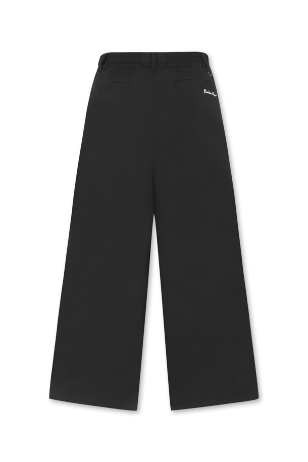 (W) 와이드 핏 팬츠는 여성 골퍼 및 일상복으로 활용 가능한 베이지 컬러의 긴 바지입니다. 봄, 여름, 가을, 겨울 사계절 모두 착용할 수 있으며, 베이직하고 캐주얼한 스타일을 연출합니다. 신축성이 우수하고, 후면 허리 밴드 하단에 삼각 립(rim)이 부착되어 편안한 착용감을 제공합니다. 후면 포켓에는 골드베어 레터링 자수 로고가 있으며, 타월이나 소품 탈부착이 가능한 포켓이 있어 실용성을 더했습니다. 와이드 핏으로 편안하면서도 세련된 골프룩, 가을 나들이룩을 완성해보세요.
