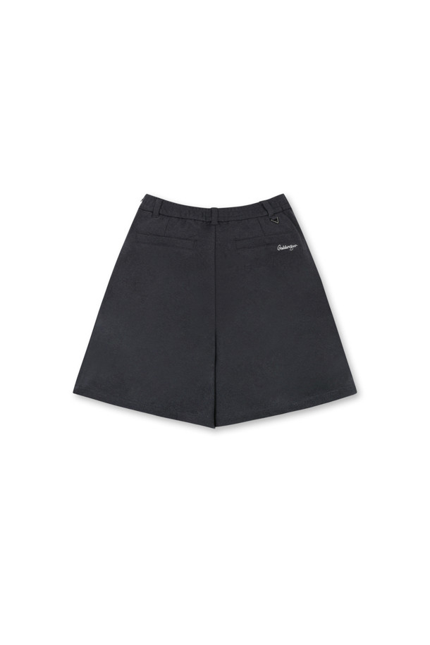 (W) 원턱 버뮤다 쇼츠는 여성용 바지로, 봄과 여름 시즌에 활용하기 좋은 반바지입니다. 블랙 색상의 레귤러핏 디자인으로, 스포티, 캐주얼, 미니멀한 스타일을 연출할 수 있습니다. 골프룩은 물론 일상에서도 편안하게 착용 가능하며, 원턱 디테일이 특징입니다. 
