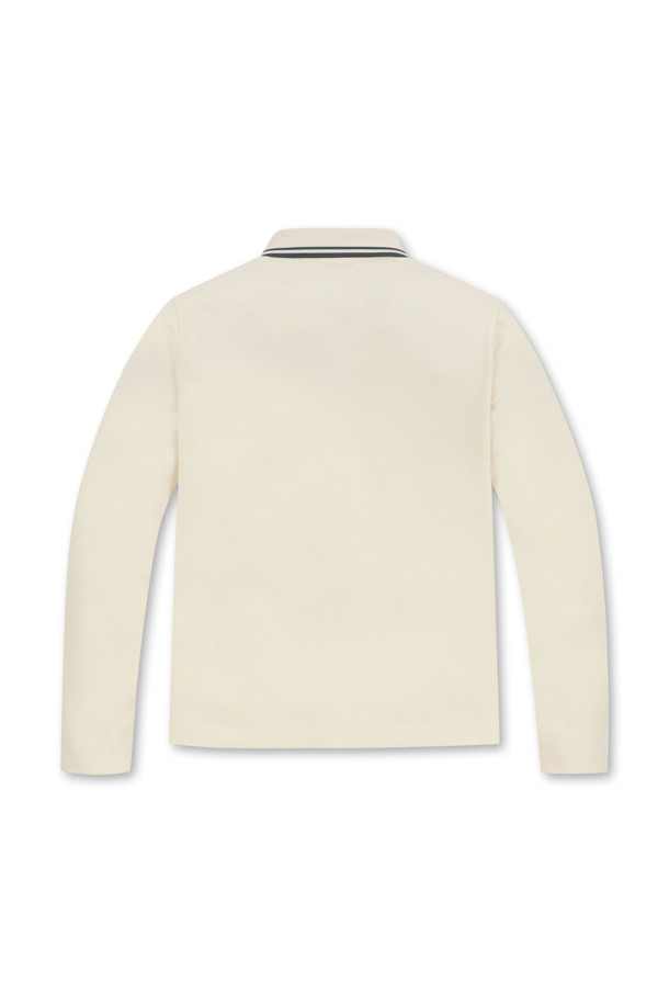 (W) 소프트 터치 피케 폴로 카라 긴팔 티셔츠는 부드러운 촉감이 특징인 여성용 긴팔 티셔츠입니다. 아이보리, 핑크, 그린 세 가지 색상으로 출시되어 다양한 스타일 연출이 가능하며, 슬림핏, 레귤러핏, 오버핏으로 폭넓은 핏 선택이 가능합니다. 골프 및 일상에서 활용하기 좋으며, 피케 원단, 폴로넥 디자인, 밑단 사이드 슬릿 디테일로 스포티하면서도 미니멀한 무드를 연출합니다. 신축성과 속건 기능을 갖춰 편안한 착용감을 제공하며, 어깨 라인 6mm 모빌론 테이프 처리로 활동성을 높였습니다. 좌측 가슴 로고 패치와 센터넥 버튼 플래킷이 디자인의 포인트를 더합니다.
